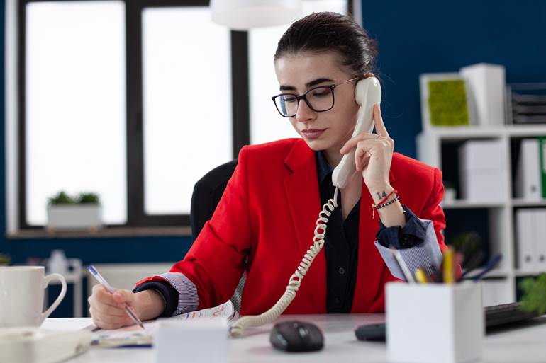 Mulher segurando telefone